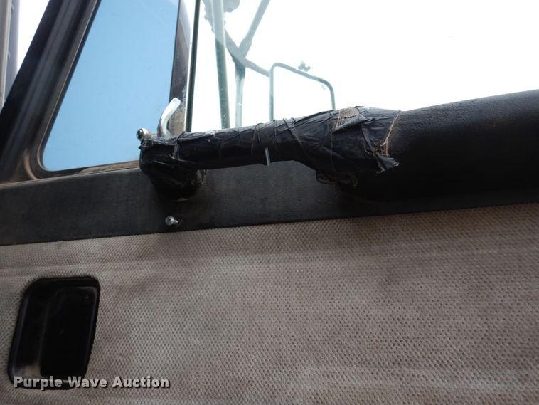 image for item II9897 1994 Peterbilt 379  semi truck