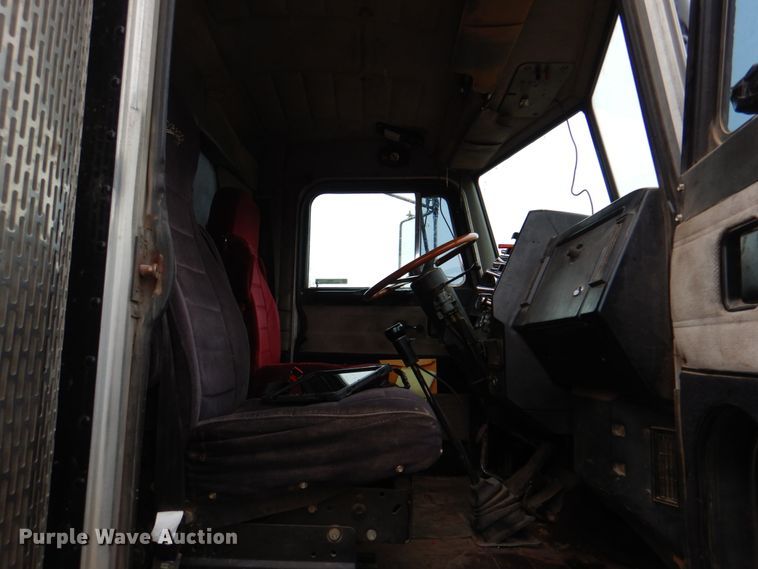 image for item II9897 1994 Peterbilt 379  semi truck