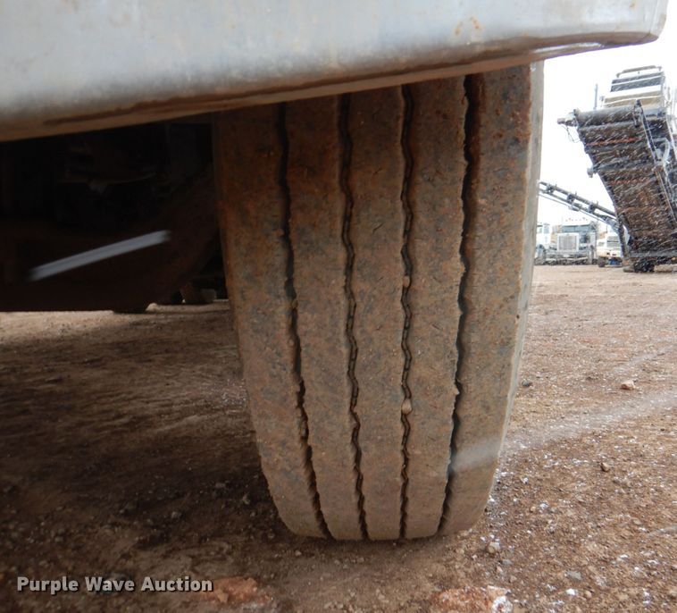 image for item II9897 1994 Peterbilt 379  semi truck