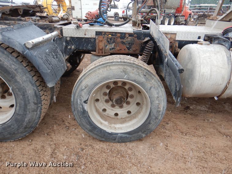 image for item II9897 1994 Peterbilt 379  semi truck