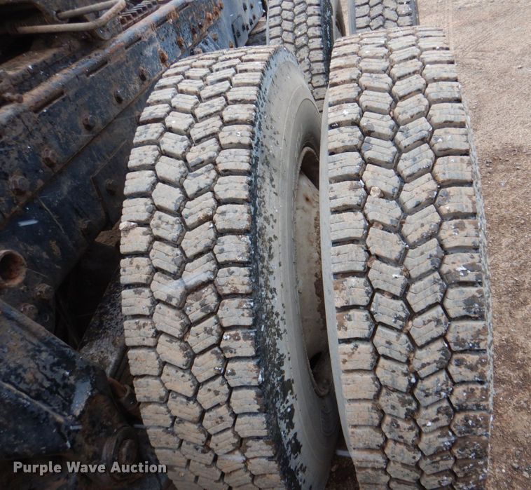 image for item II9897 1994 Peterbilt 379  semi truck