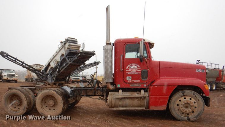 image for item II9898 1993 Freightliner FLD120  semi truck