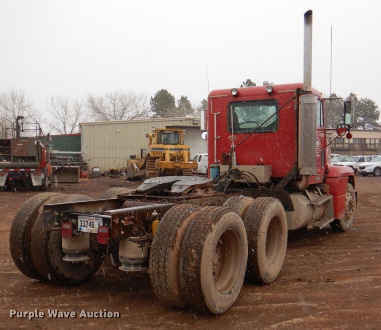 image for item II9898 1993 Freightliner FLD120  semi truck