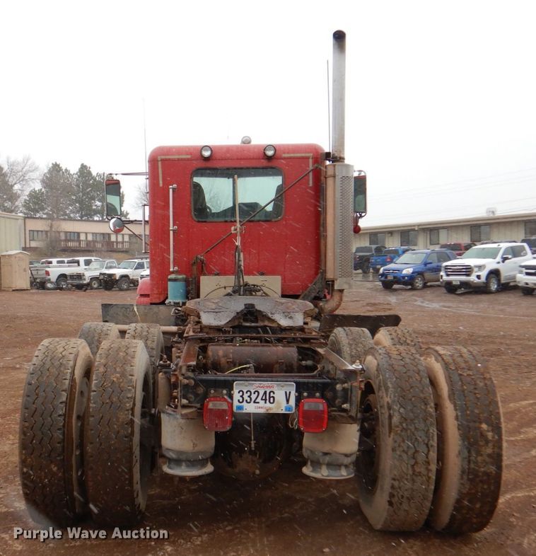 image for item II9898 1993 Freightliner FLD120  semi truck