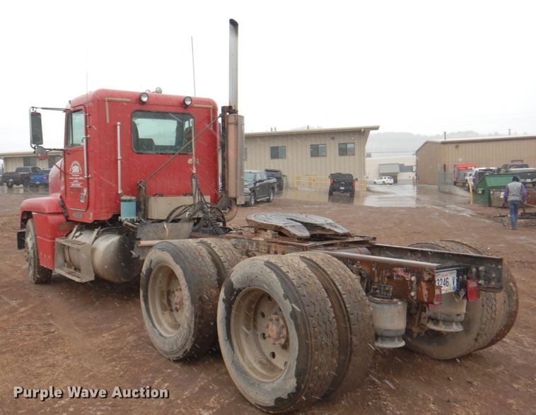 image for item II9898 1993 Freightliner FLD120  semi truck