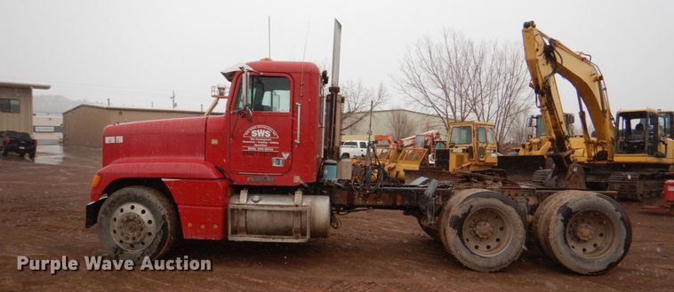 image for item II9898 1993 Freightliner FLD120  semi truck