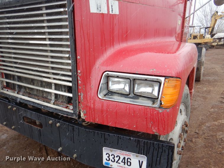 image for item II9898 1993 Freightliner FLD120  semi truck