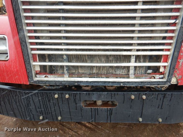 image for item II9898 1993 Freightliner FLD120  semi truck