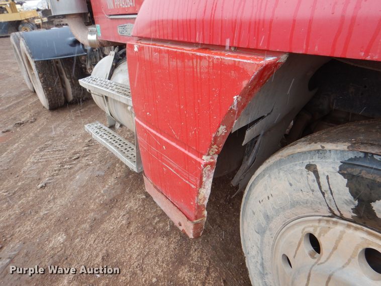 image for item II9898 1993 Freightliner FLD120  semi truck