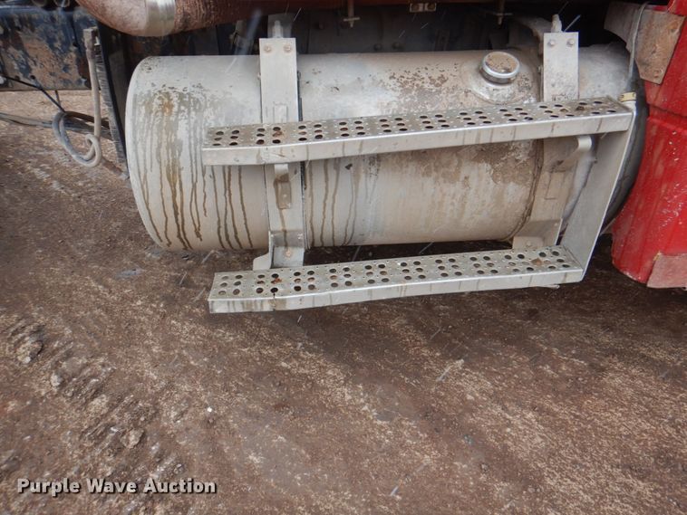 image for item II9898 1993 Freightliner FLD120  semi truck