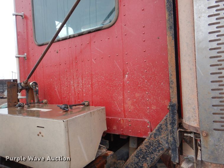 image for item II9898 1993 Freightliner FLD120  semi truck