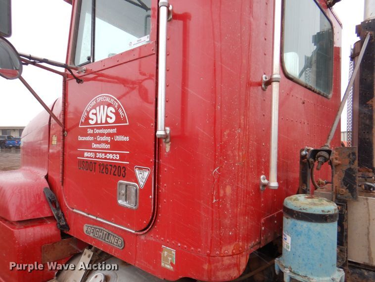 image for item II9898 1993 Freightliner FLD120  semi truck