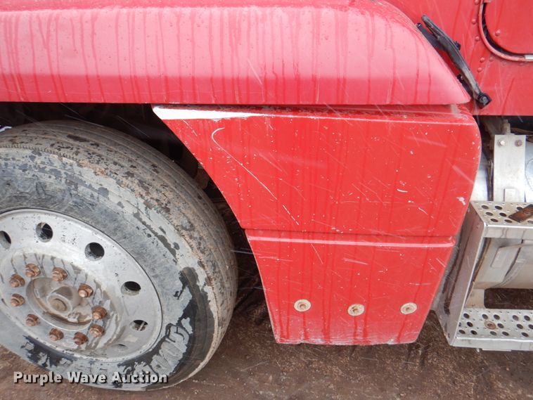 image for item II9898 1993 Freightliner FLD120  semi truck