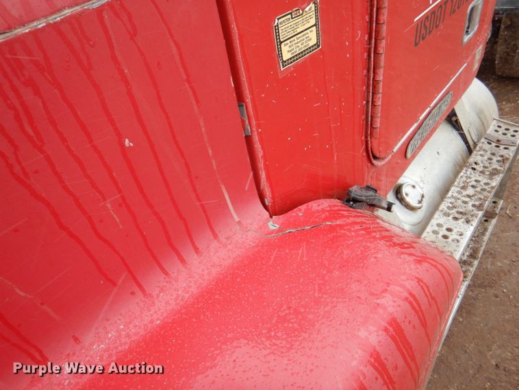 image for item II9898 1993 Freightliner FLD120  semi truck