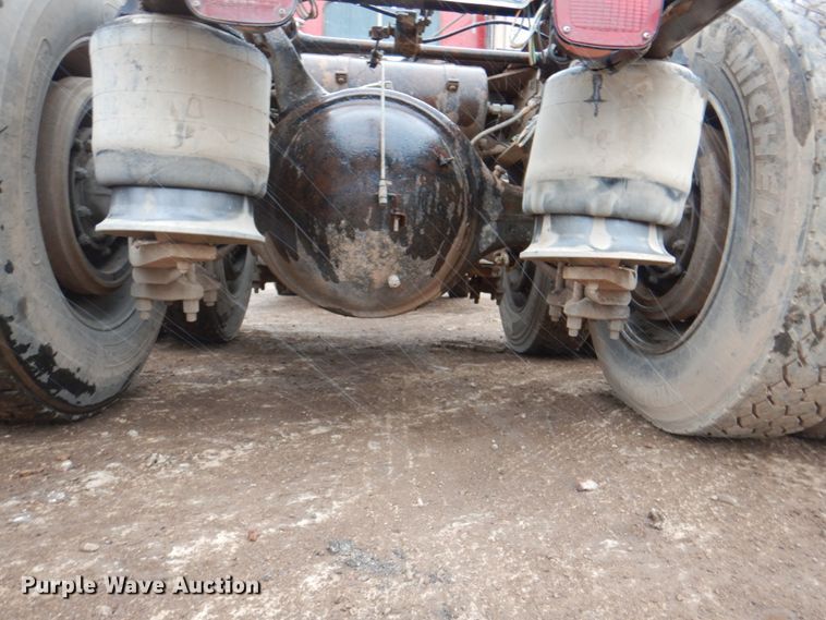 image for item II9898 1993 Freightliner FLD120  semi truck