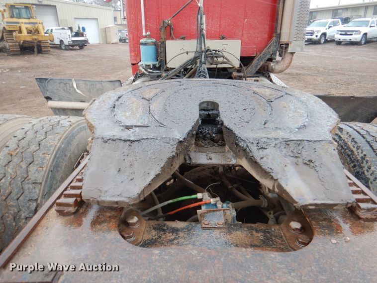 image for item II9898 1993 Freightliner FLD120  semi truck