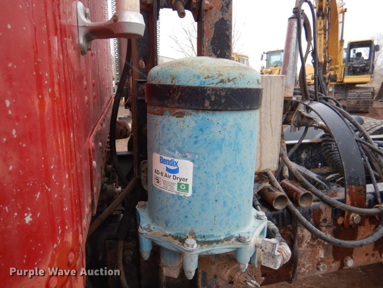 image for item II9898 1993 Freightliner FLD120  semi truck