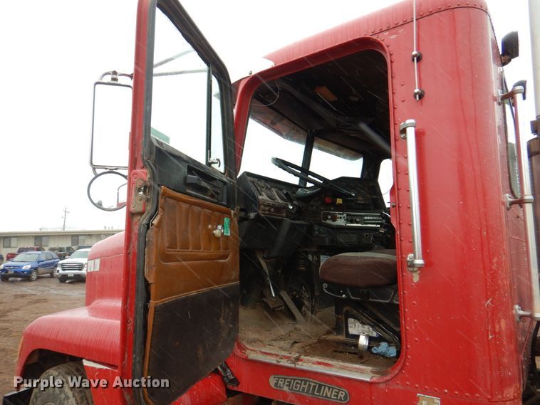 image for item II9898 1993 Freightliner FLD120  semi truck