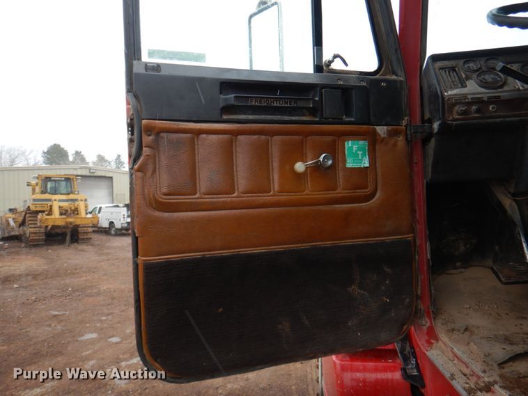 image for item II9898 1993 Freightliner FLD120  semi truck