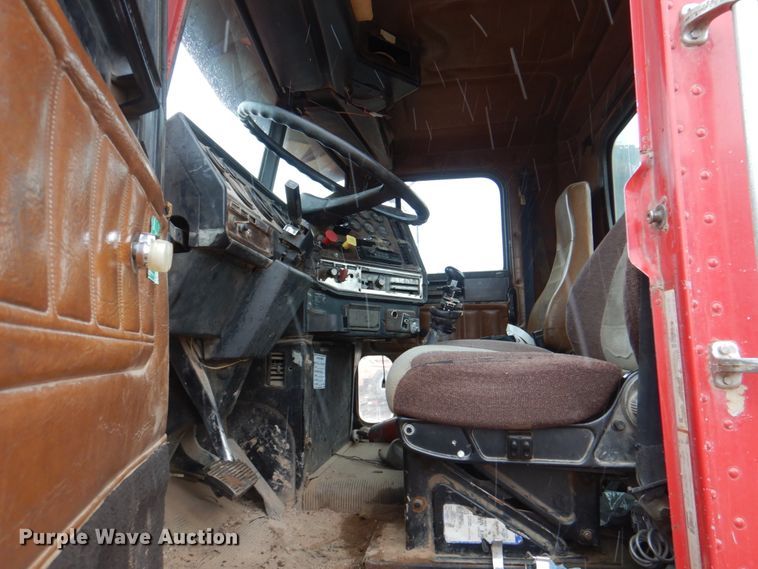 image for item II9898 1993 Freightliner FLD120  semi truck