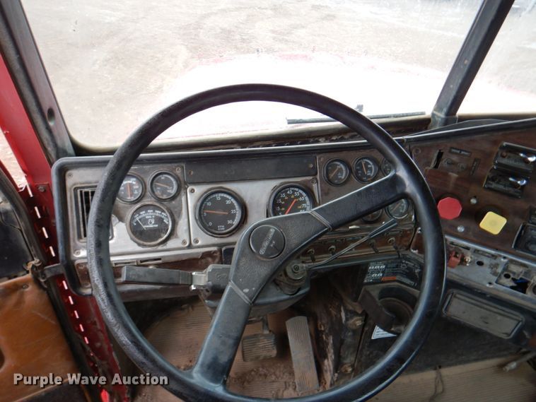 image for item II9898 1993 Freightliner FLD120  semi truck