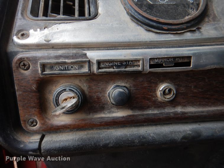 image for item II9898 1993 Freightliner FLD120  semi truck