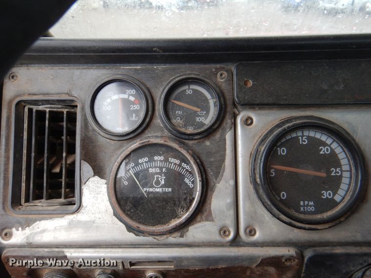 image for item II9898 1993 Freightliner FLD120  semi truck