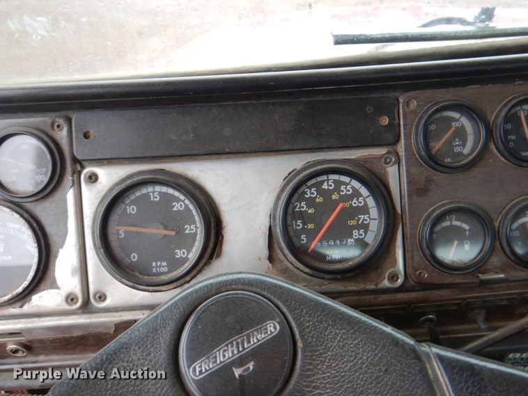 image for item II9898 1993 Freightliner FLD120  semi truck