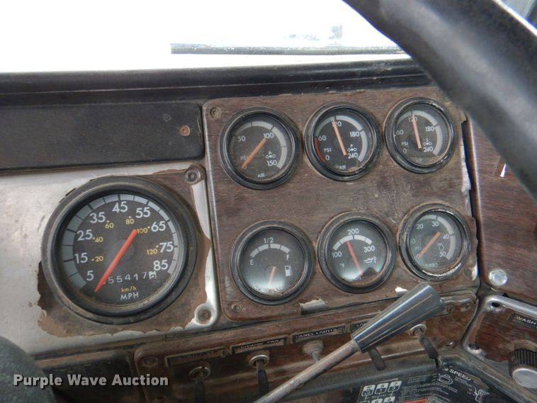 image for item II9898 1993 Freightliner FLD120  semi truck