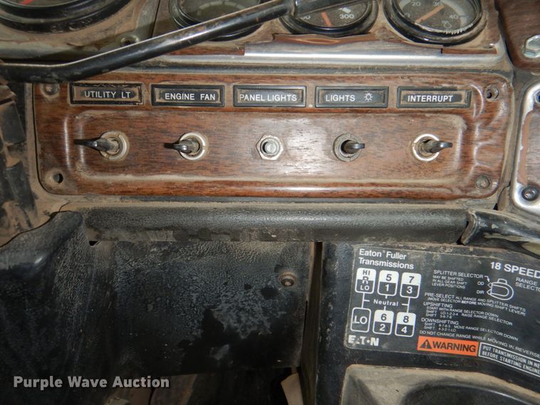 image for item II9898 1993 Freightliner FLD120  semi truck