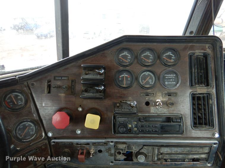 image for item II9898 1993 Freightliner FLD120  semi truck