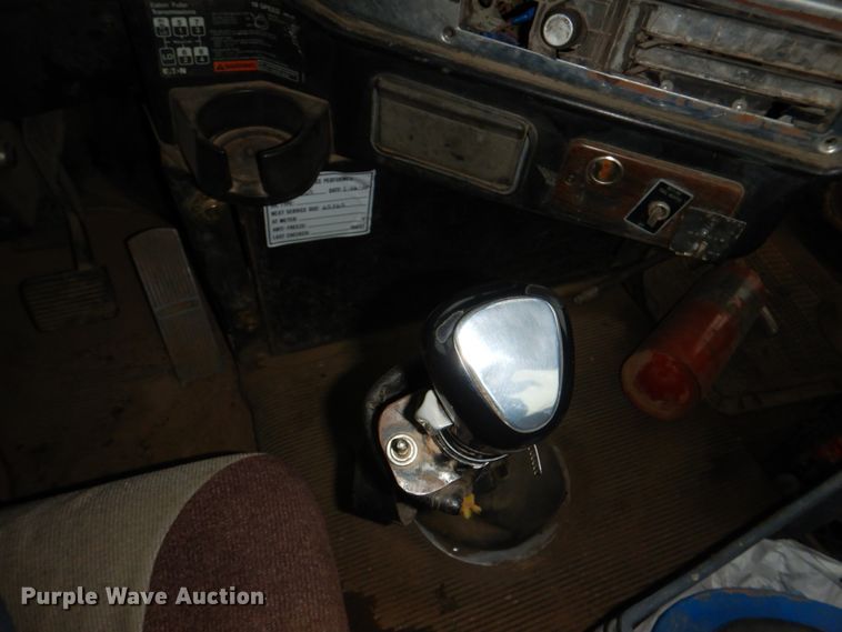 image for item II9898 1993 Freightliner FLD120  semi truck