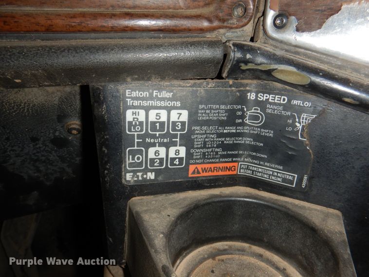 image for item II9898 1993 Freightliner FLD120  semi truck