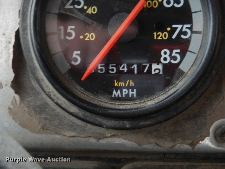 image for item II9898 1993 Freightliner FLD120  semi truck