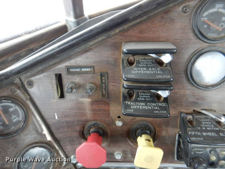 image for item II9898 1993 Freightliner FLD120  semi truck