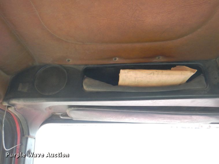 image for item II9898 1993 Freightliner FLD120  semi truck