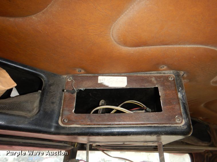 image for item II9898 1993 Freightliner FLD120  semi truck