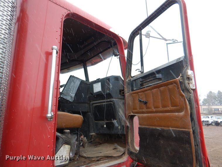 image for item II9898 1993 Freightliner FLD120  semi truck