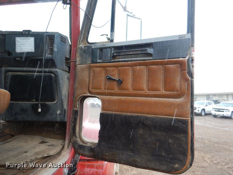 image for item II9898 1993 Freightliner FLD120  semi truck