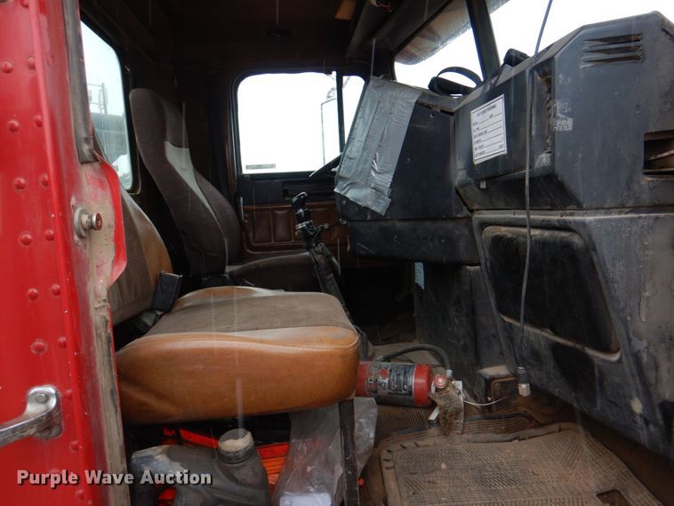 image for item II9898 1993 Freightliner FLD120  semi truck