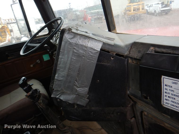 image for item II9898 1993 Freightliner FLD120  semi truck