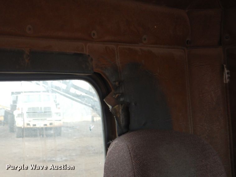 image for item II9898 1993 Freightliner FLD120  semi truck