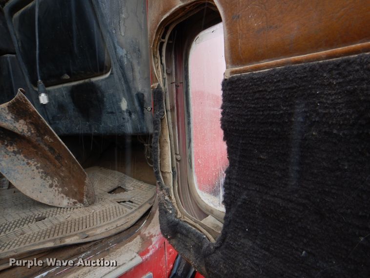 image for item II9898 1993 Freightliner FLD120  semi truck