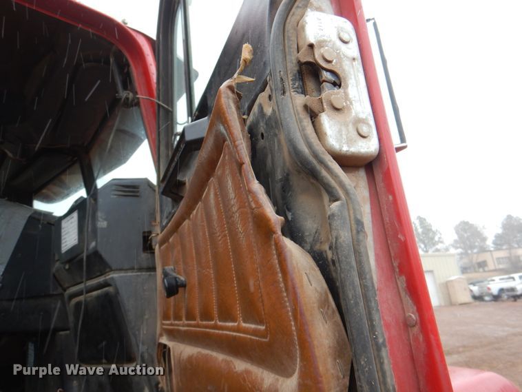 image for item II9898 1993 Freightliner FLD120  semi truck