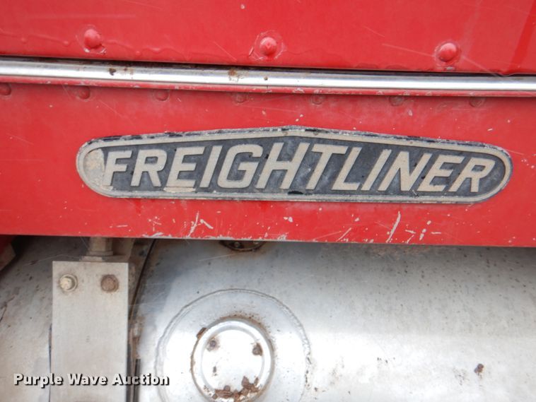 image for item II9898 1993 Freightliner FLD120  semi truck