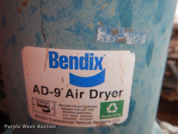 image for item II9898 1993 Freightliner FLD120  semi truck