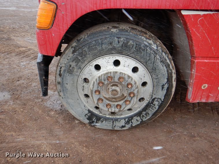 image for item II9898 1993 Freightliner FLD120  semi truck