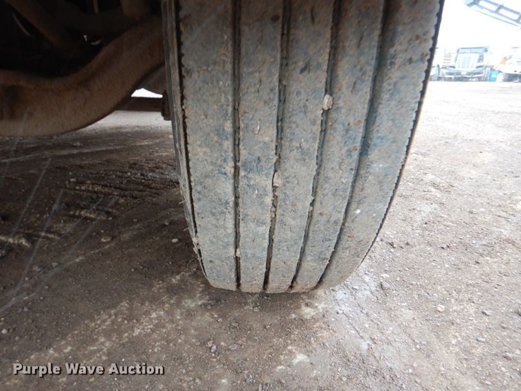 image for item II9898 1993 Freightliner FLD120  semi truck