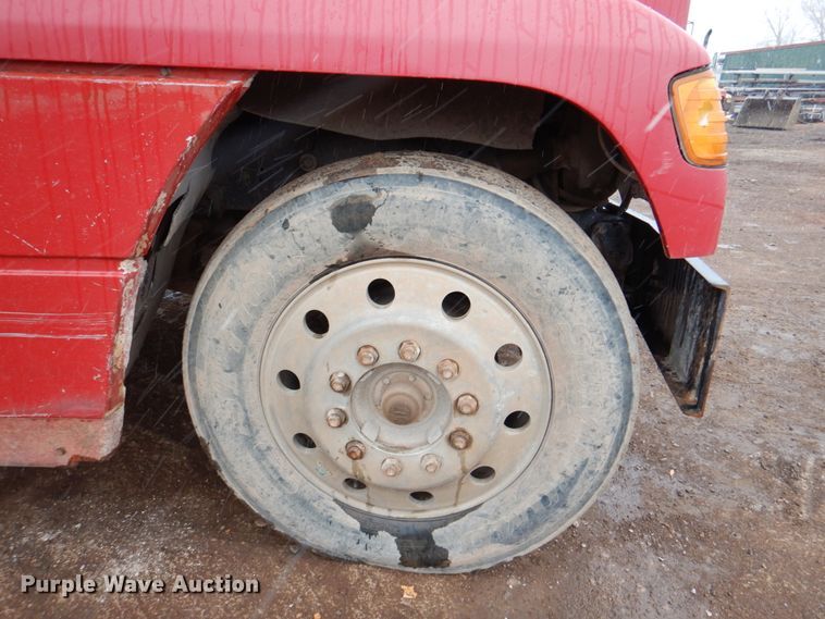 image for item II9898 1993 Freightliner FLD120  semi truck