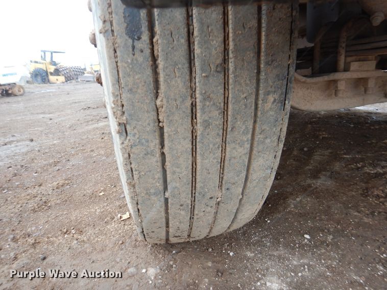 image for item II9898 1993 Freightliner FLD120  semi truck